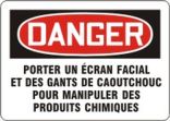 DANGER PORTER UN ÉCRAN FACIAL ET DES GANTS DE CAOUTCHOLIC POUR MANIPULER DES PRODUITS CHIMIQUES