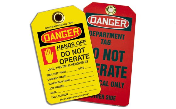 Pack of 25 LegendDanger DO NOT Operate/PERICOLO Non LegendDanger DO NOT Operate/PERICOLO Non Red/Black on White 5.75 Length x 3.25 Width x 0.015 Thickness Accuform TMT149PTP RP-Plastic Multilingual Safety Tag