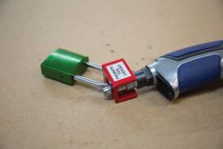 Pneumatic Fitting End Lockout